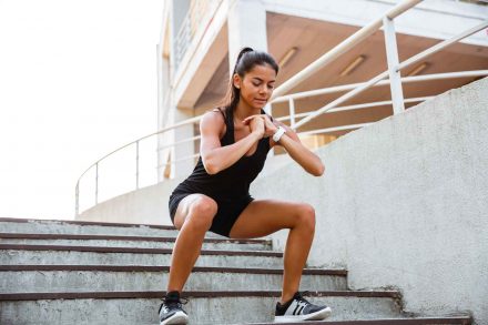 Femme faisant des squats