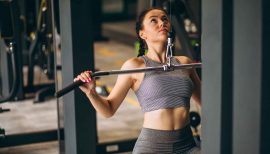 Femme en salle de sport