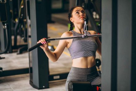 Femme en salle de sport