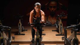 femme sur un vélo indoor