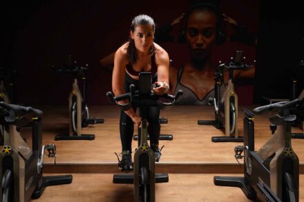 femme sur un vélo indoor