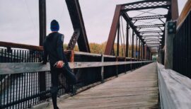 homme courant sur un pont