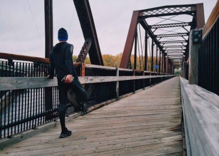 homme courant sur un pont