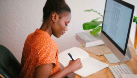 Femme au travail devant son ordinateur