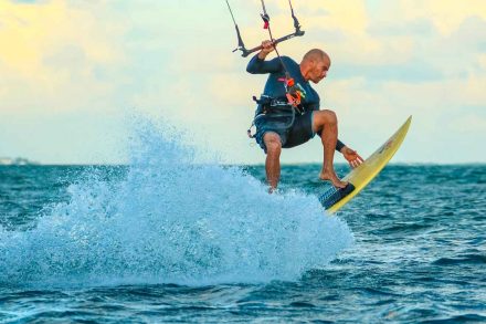 homme pratiquant un sport nautique