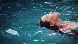 femme flottant dans une piscine