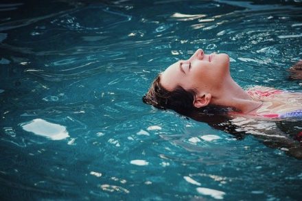 femme flottant dans une piscine