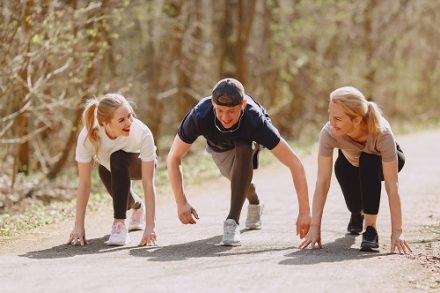 famille faisant du sport outdoor