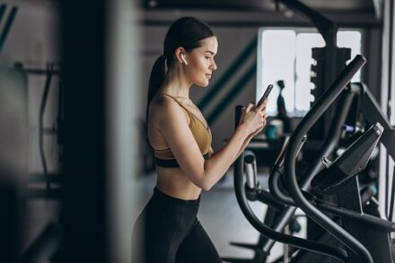 femme faisant du vélo elliptique