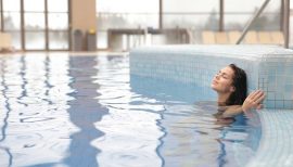 femme dans une piscine