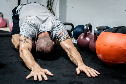 Sportif en train de s'étirer