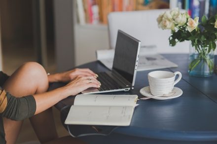 femme en télétravail