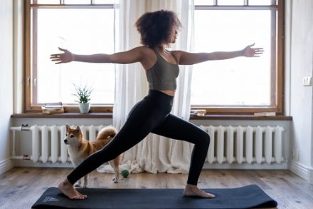 femme entrain de faire du yoga
