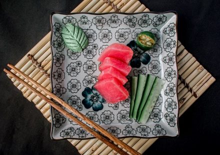 plat carré avac baguettes, poisson cru et cocombre