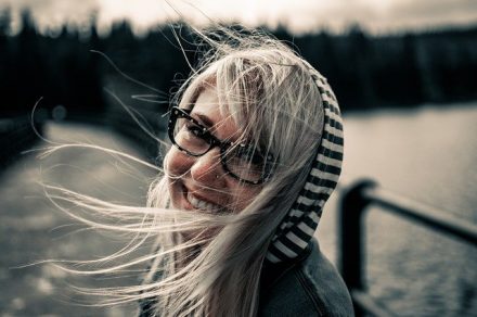 femme à lunettes souriante