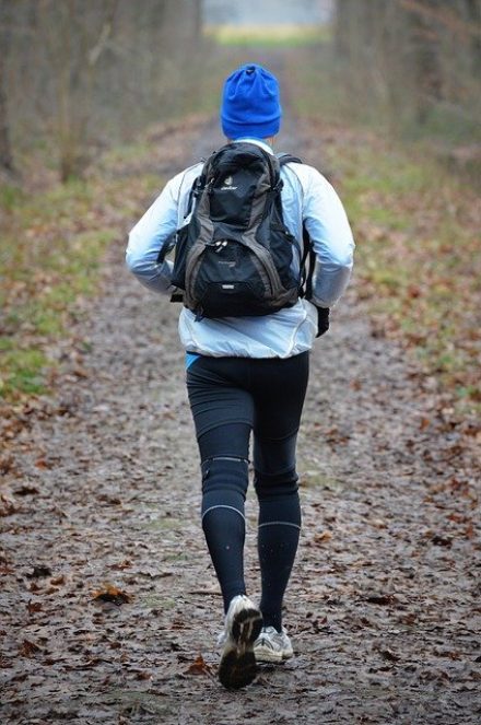 homme de dos faisant un footing