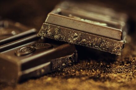 gros plan sur un carré de chocolat