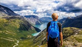 homme faisant de la randonnée en montagne