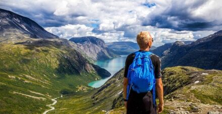 homme faisant de la randonnée en montagne