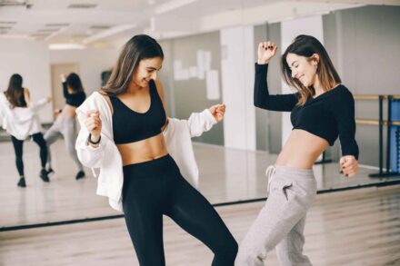 deux femmes qui dansent ensemble