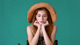 femme à chapeau devant table