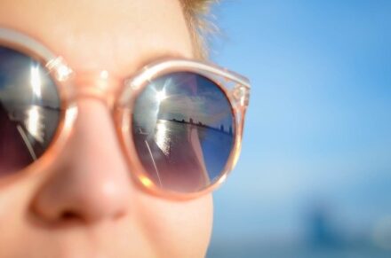 femme à lunettes de soleil