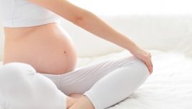 Femme enceinte faisant du sport