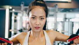 femme dans une salle de sport