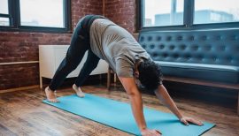 homme faisant du sport chez lui sur un tapis