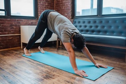 homme faisant du sport chez lui sur un tapis