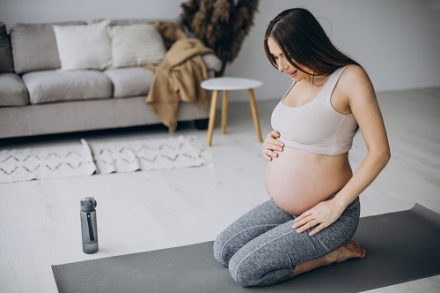 Femme enceinte faisant du sport