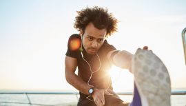 homme en plein étirement au lever du soleil