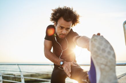 homme en plein étirement au lever du soleil