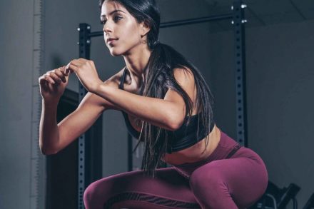 femme en train de faire un squat