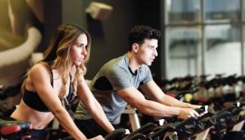 vélo cardio en salle homme et femme