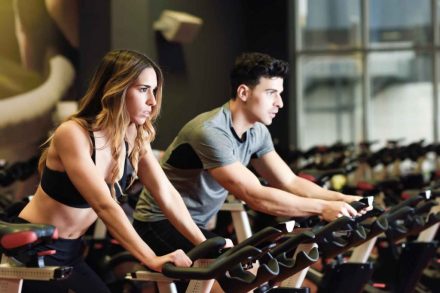 vélo cardio en salle homme et femme