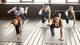 cours collectif de yoga sur tapis de sol