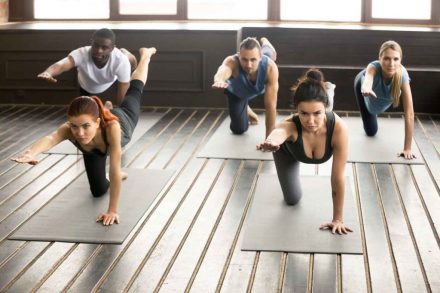 cours collectif de yoga sur tapis de sol