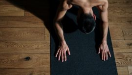 homme en train de faire du yoga