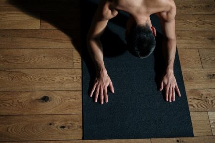 homme en train de faire du yoga