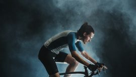 homme sur un vélo indoor de RPM