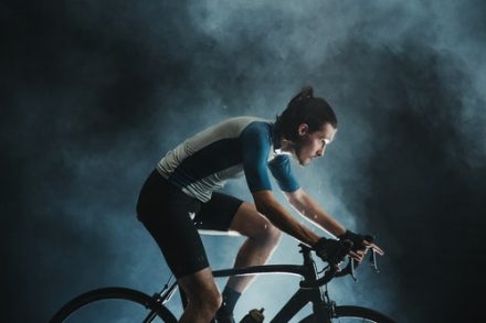 homme sur un vélo indoor de RPM