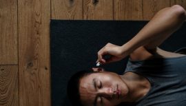 homme sur un tapis de yoga