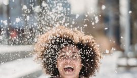 femme hilare sous la neige