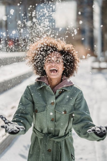 femme hilare sous la neige