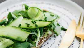 assiette de lamelles de courgettes en salade