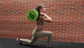 femme en salle de musculation qui travaille le bas du corps