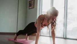 femme sur tapis de gym faisant la planche