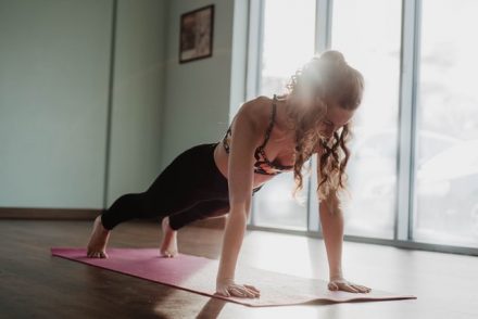 femme sur tapis de gym faisant la planche