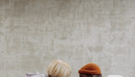 un homme et une femme faisant la planche en se faisant face